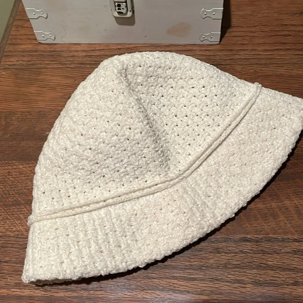 Vintage Villager (a Liz Claiborne company)‎ Ivory Knit Bucket Hat - Picture 3 of 6